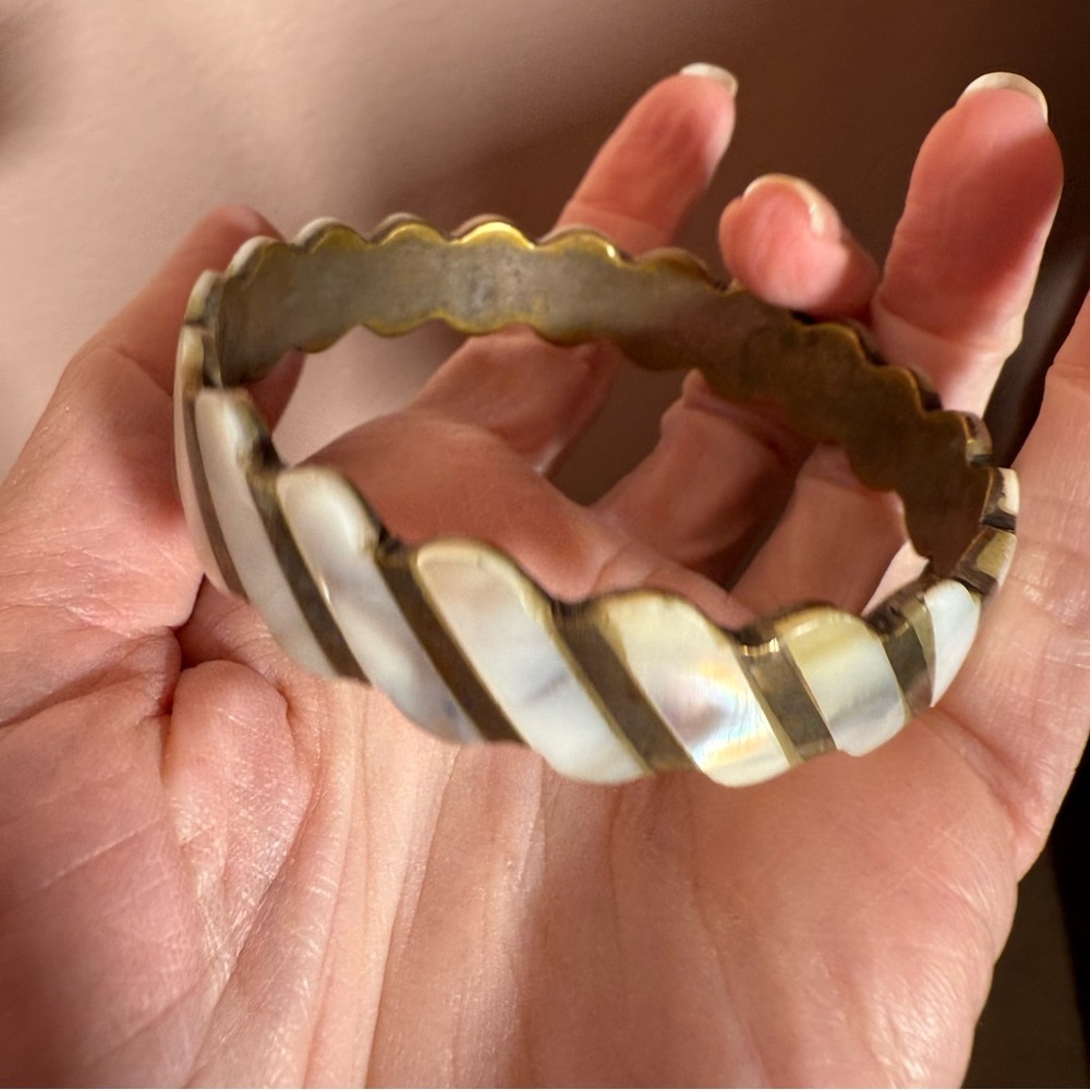 Vintage Mother of pearl brass scalloped art deco wide bangle bracelet - Picture 14 of 17